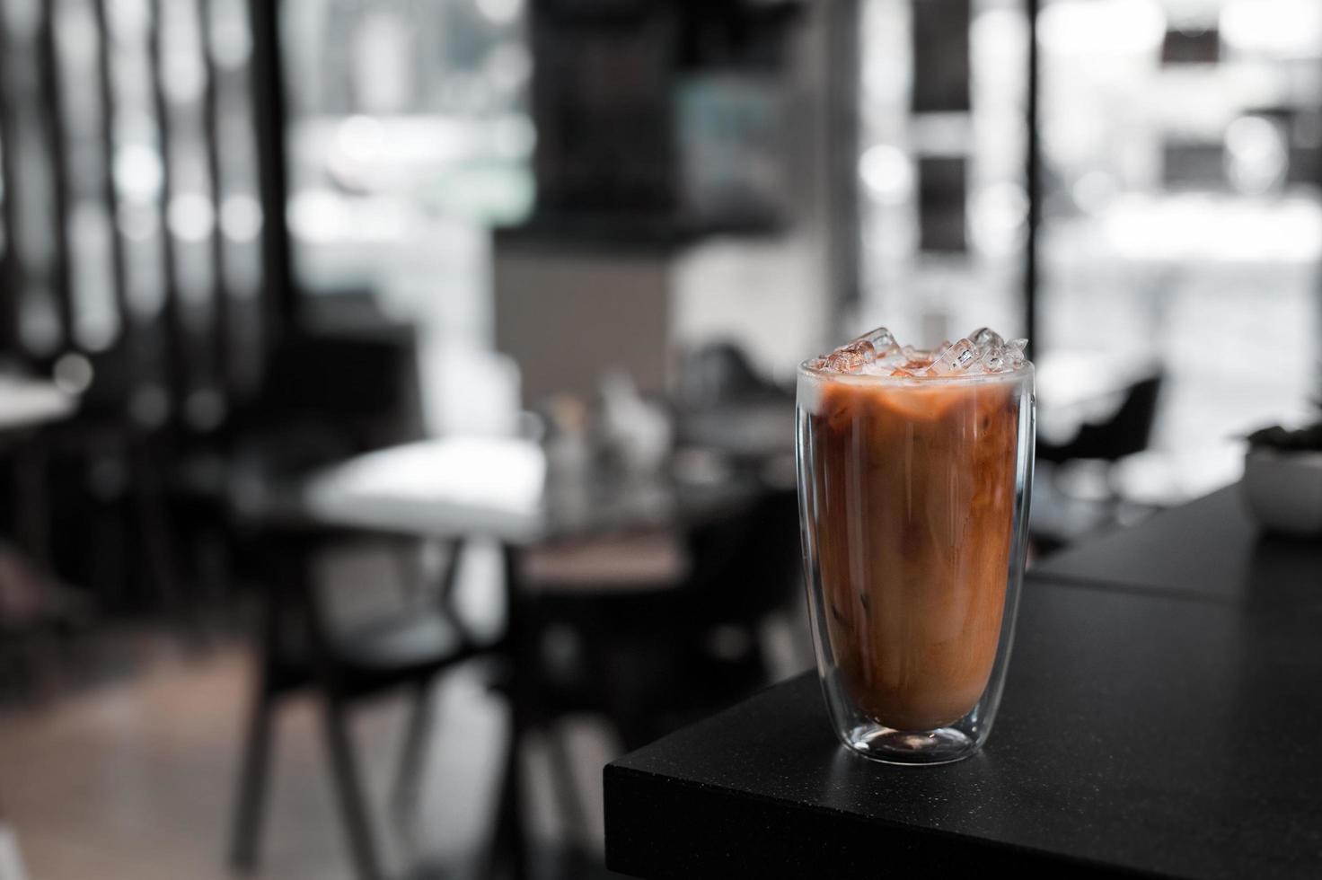 glas iskaffe med mjölk på bordet foto