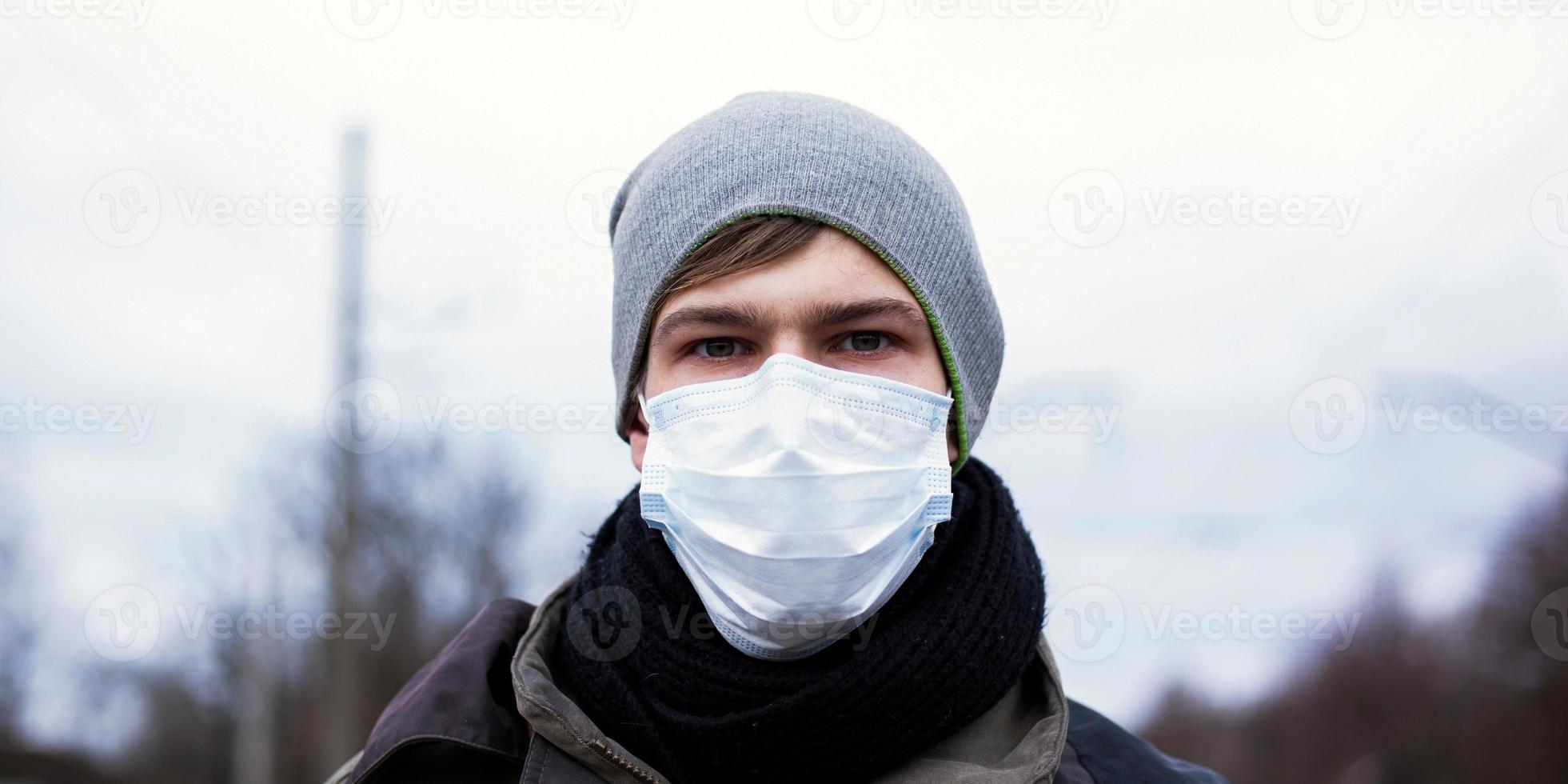 ung man i en skyddande mask foto