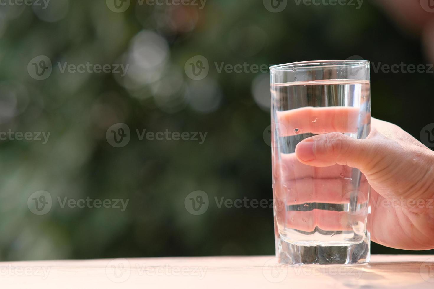 mineralvatten på träbord och vatten i glas foto