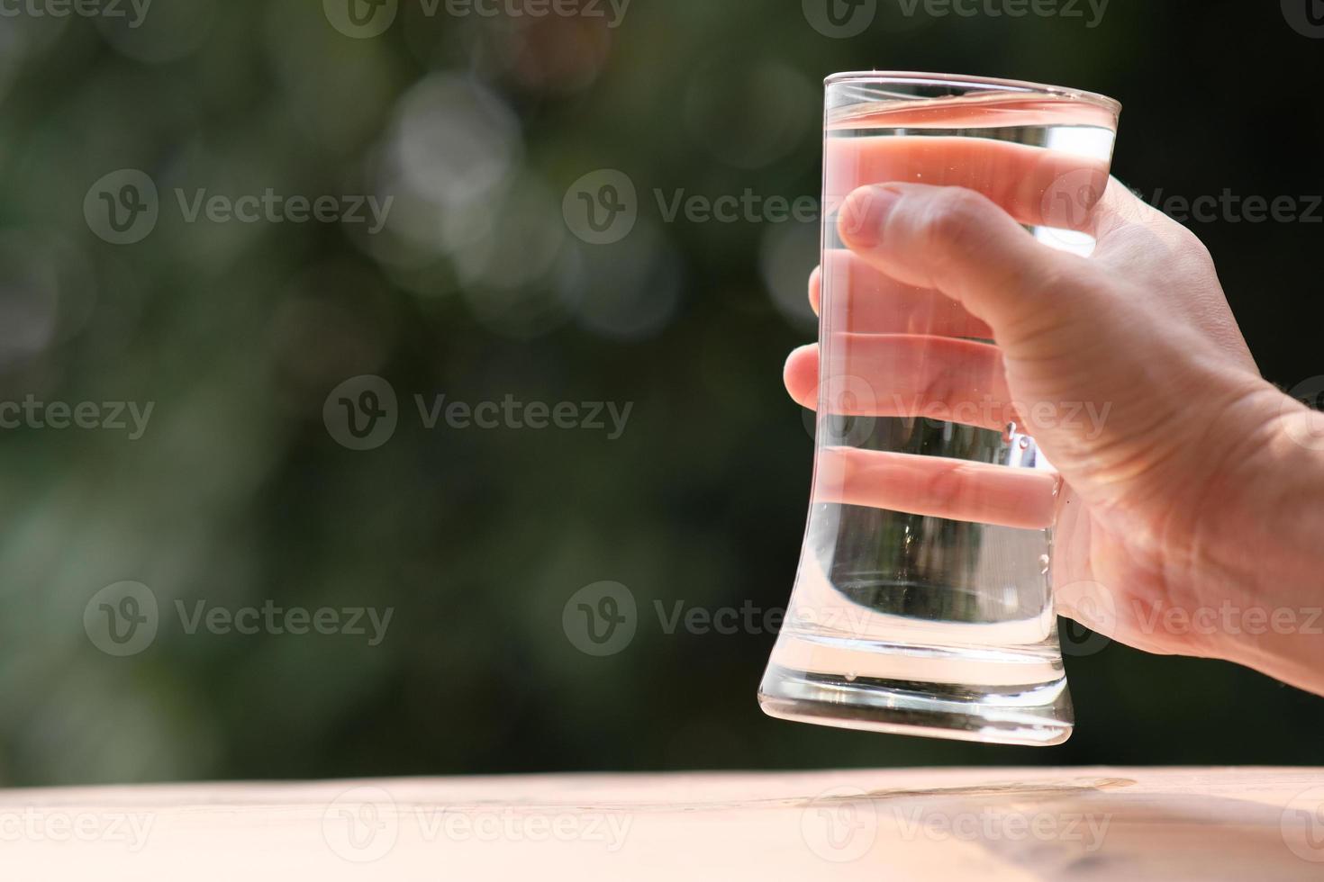 mineralvatten på träbord och vatten i glas foto