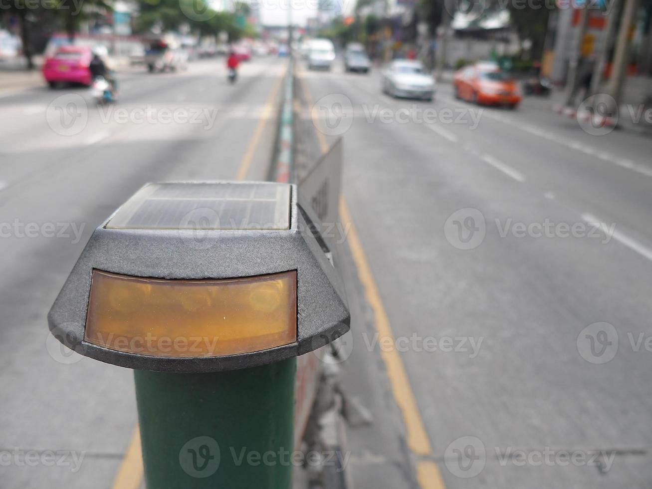 signal ljus på de väg kraft förbi sol- cell foto