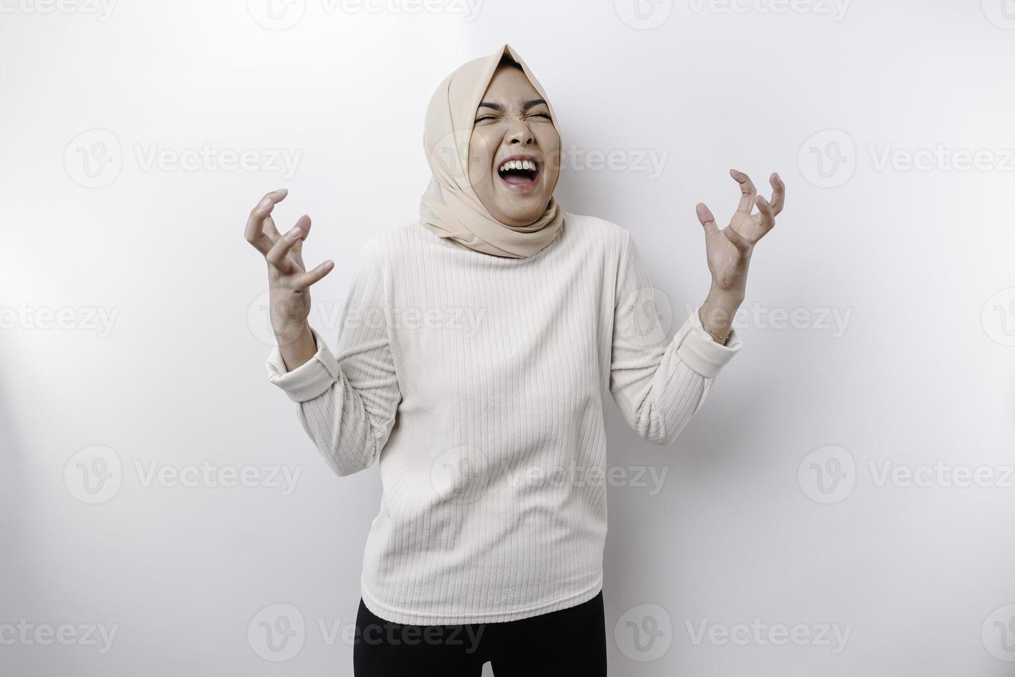 en porträtt av ett asiatisk muslim kvinna bär en slöja isolerat förbi vit bakgrund utseende deprimerad foto