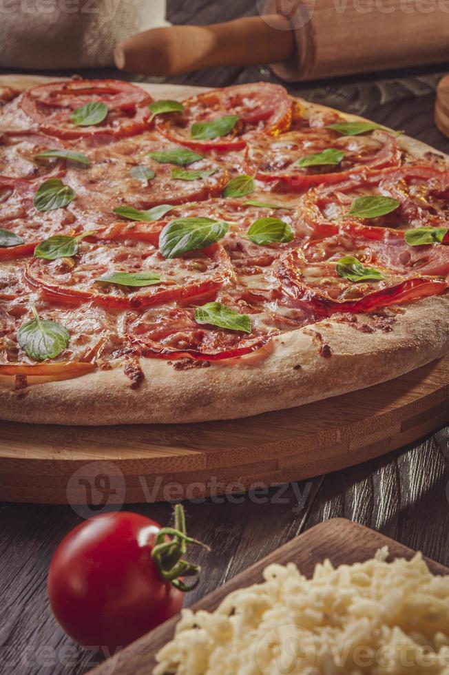 brasiliansk pizza med tomatsås, mozzarella, tomat, parmesan och basilika foto