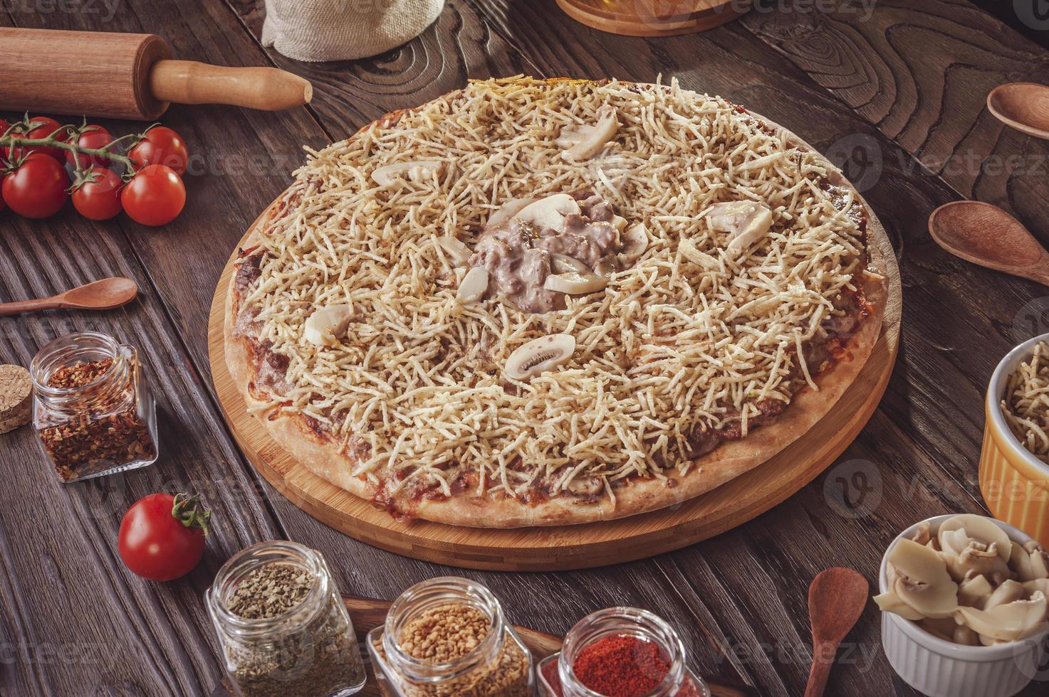 pizza med mozzarella, nötköttstroganoff och potatispinnar foto