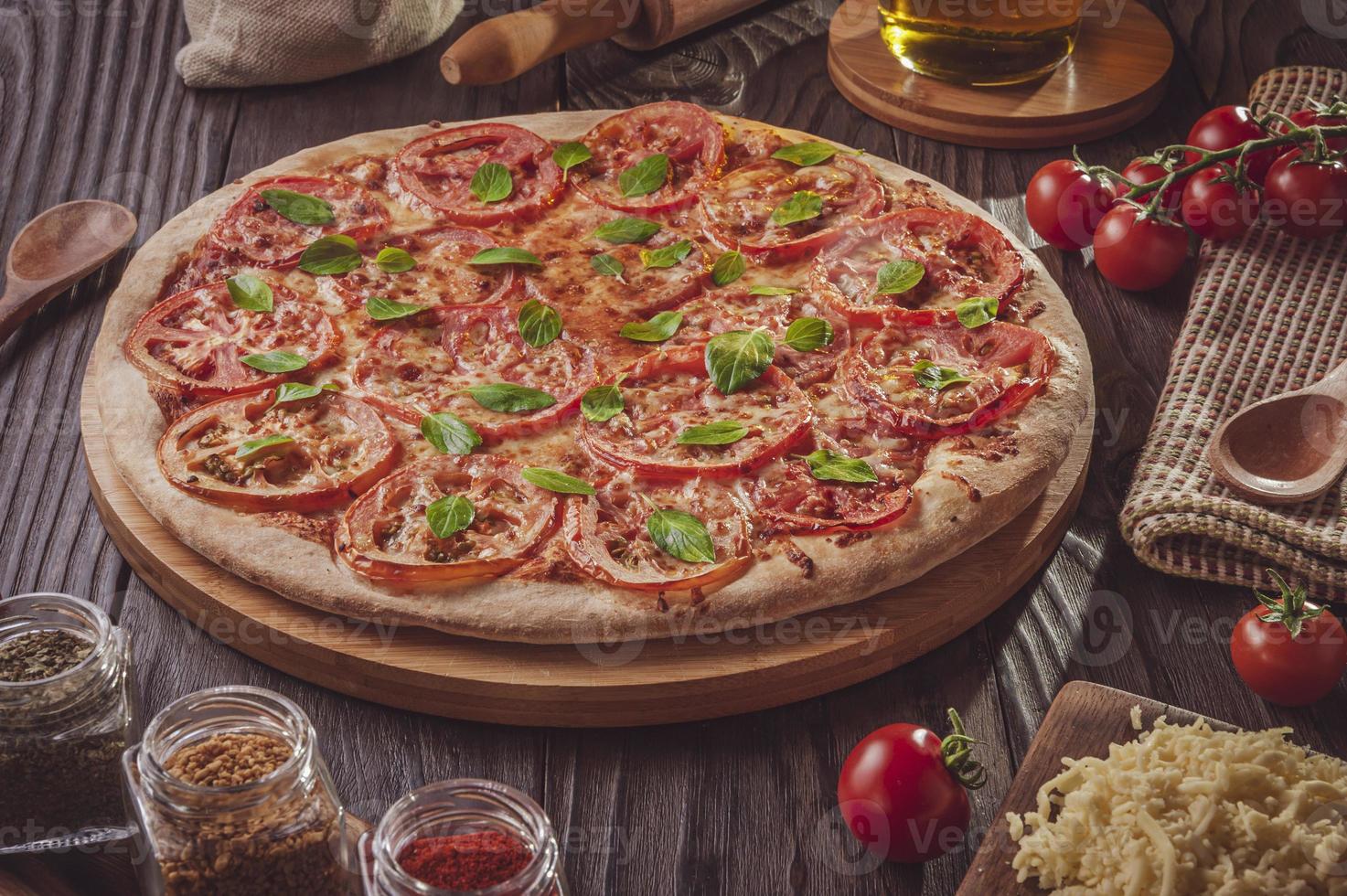 brasiliansk pizza med tomatsås, mozzarella, tomat, parmesan och basilika foto