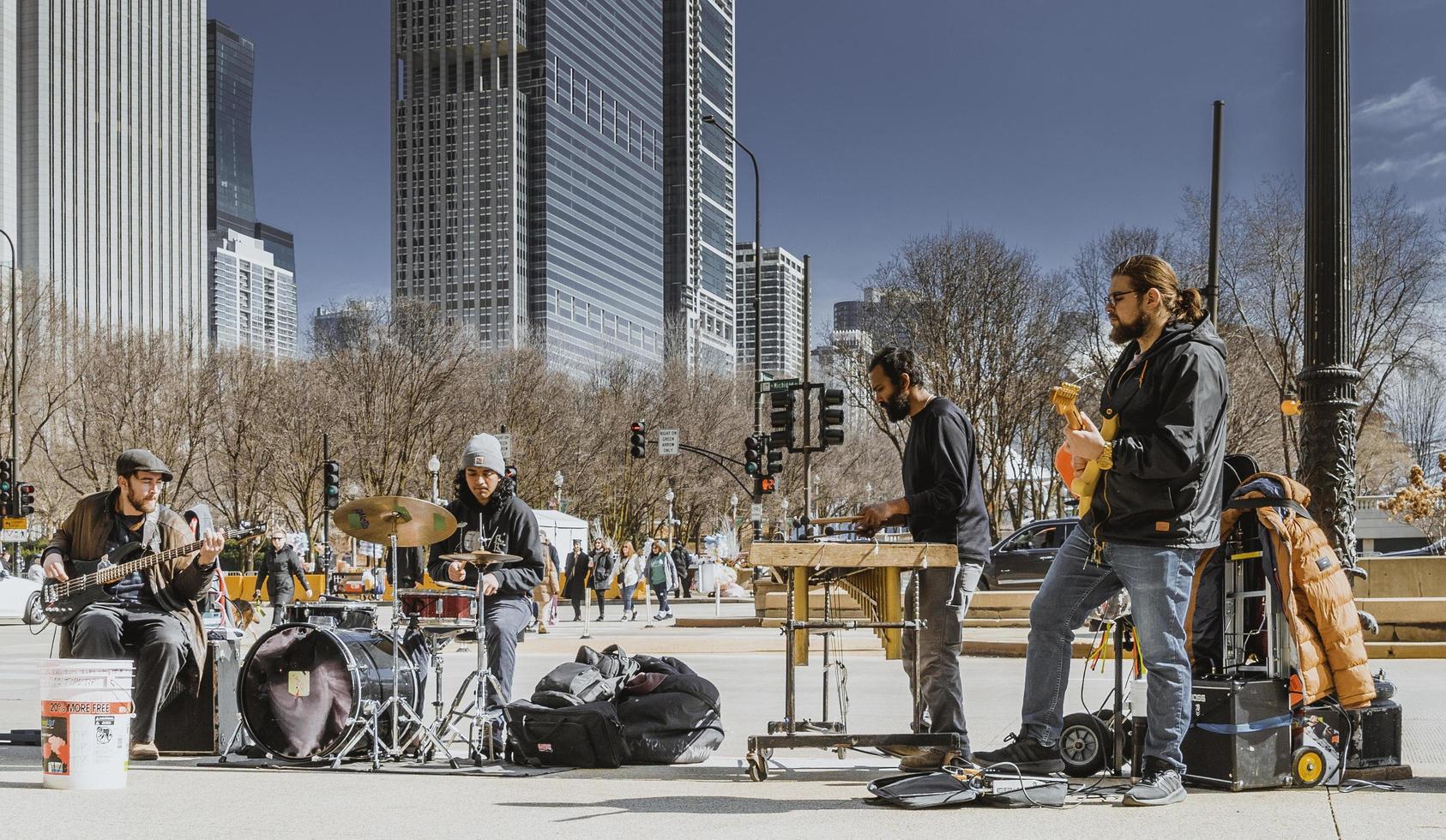 Mars 4 2023. chicago, illinois. en band utför musik i stadens centrum chicago. foto