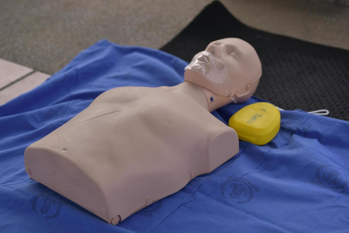 cpr dummy på tyg foto