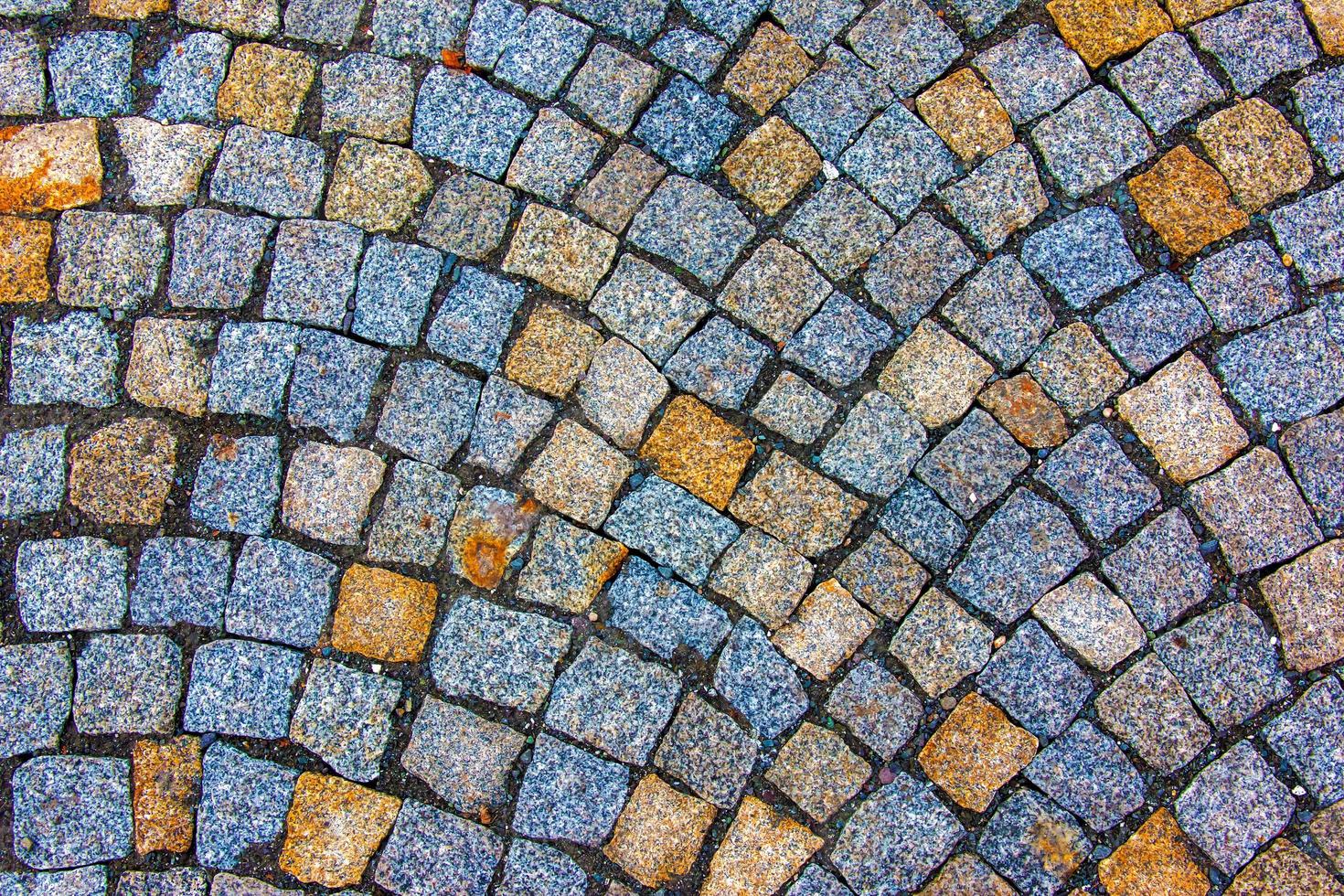 bakgrund av sten trottoar. trottoar tillverkad av grus sten block. foto