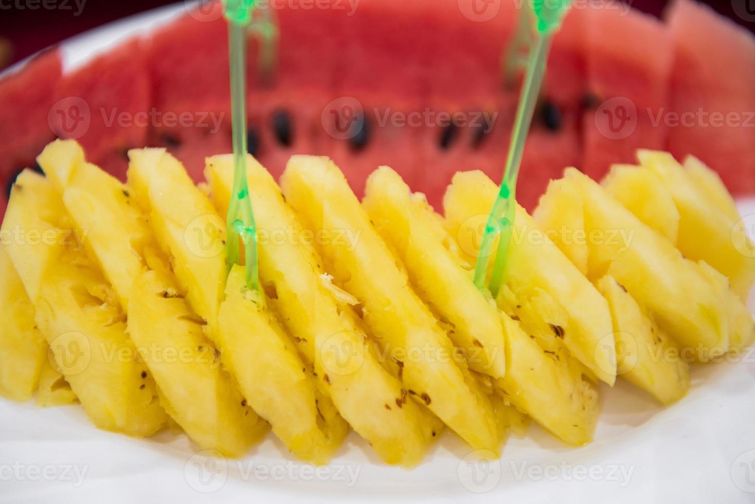 skivad frukt stackar i vattenmelon och ananas foto