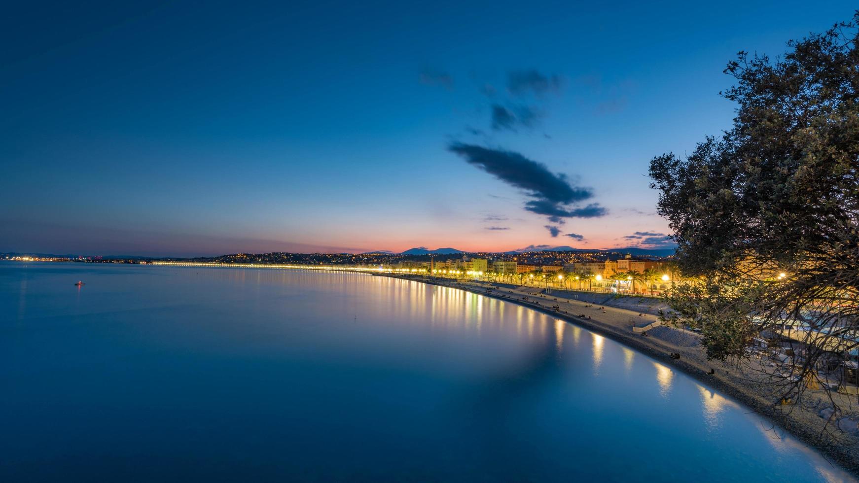 promenade des anglais i trevligt, Frankrike under solnedgången foto