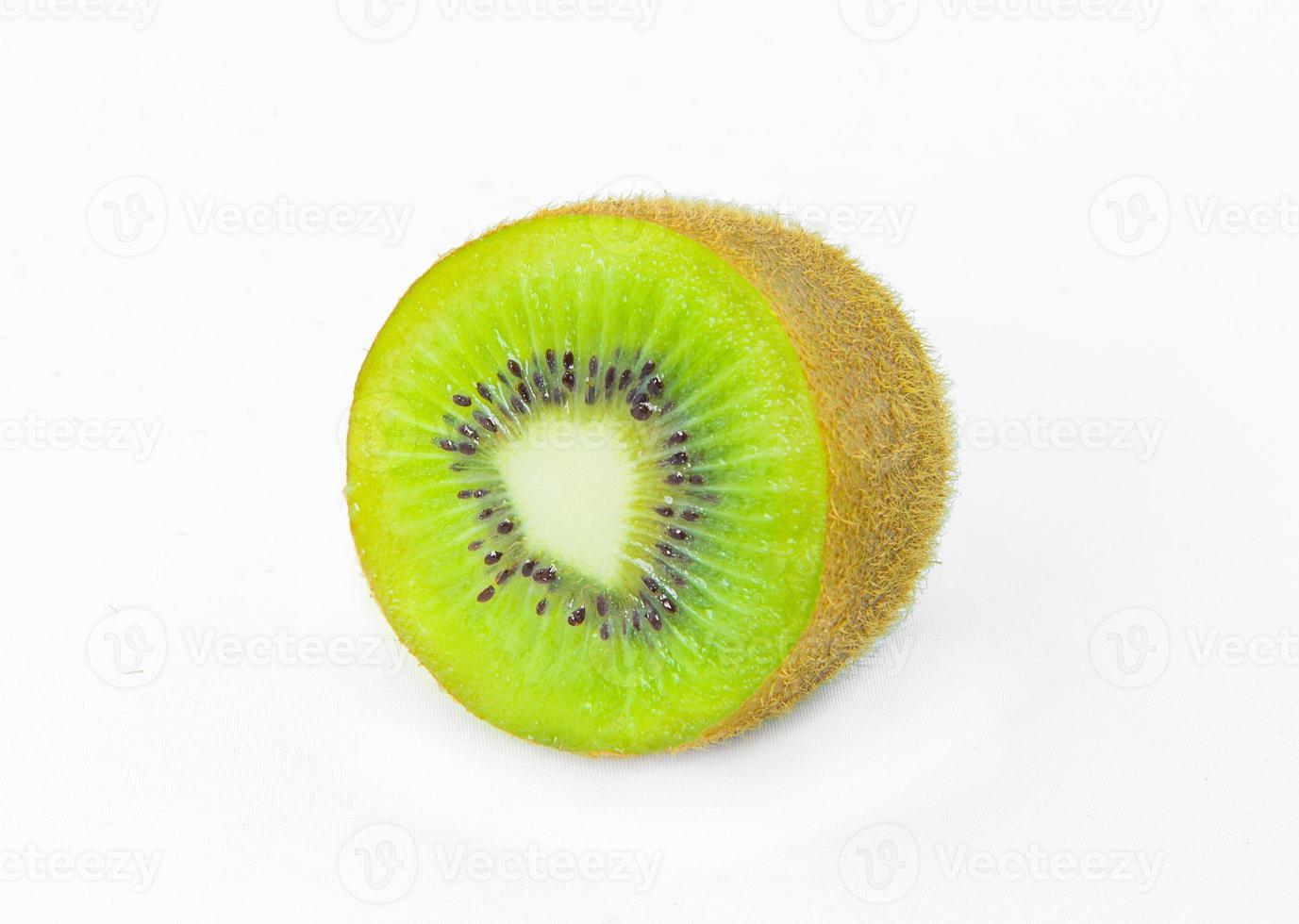 färsk grön kiwi på vit bakgrund foto