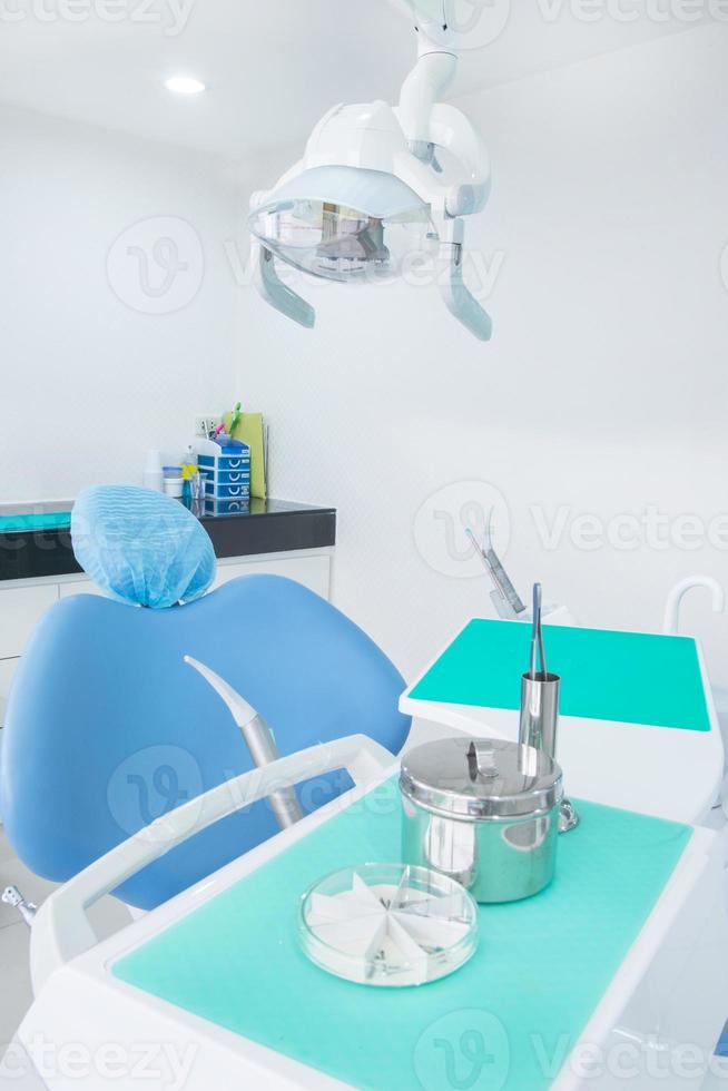 närbild av dental verktyg Utrustning i dental klinik foto