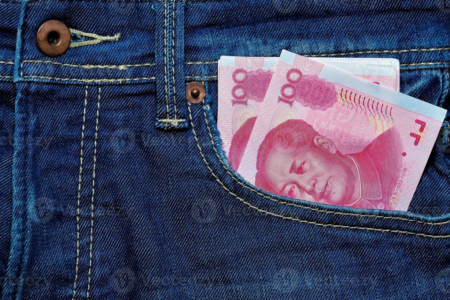 yuan eller rmb i jeans ficka, kinesisk valuta foto