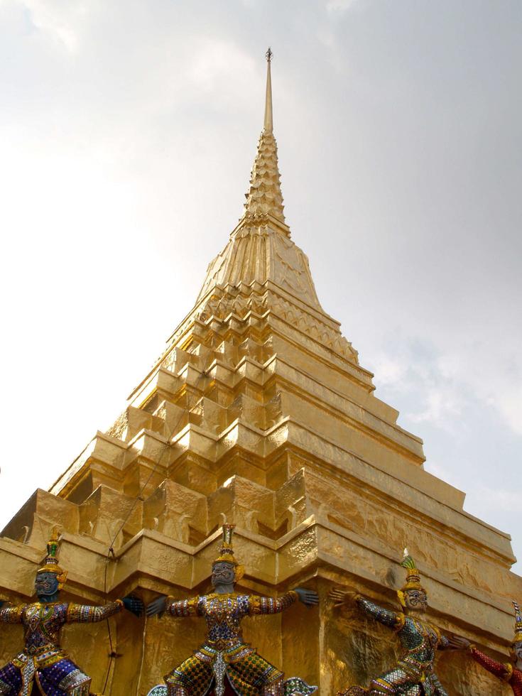 bangkok, thailand, 2021 - gyllene taket av wat phra kaew foto