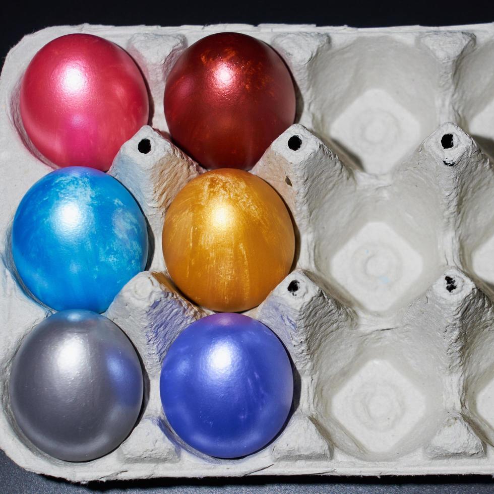 pärlfärgade påskägg i en äggkartong foto