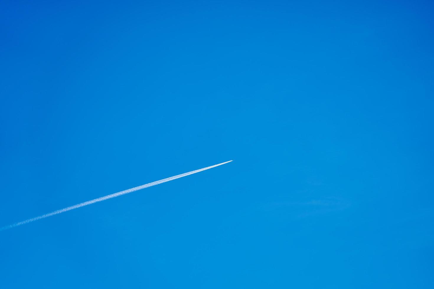 ett spår från ett plan i klarblå himmel foto