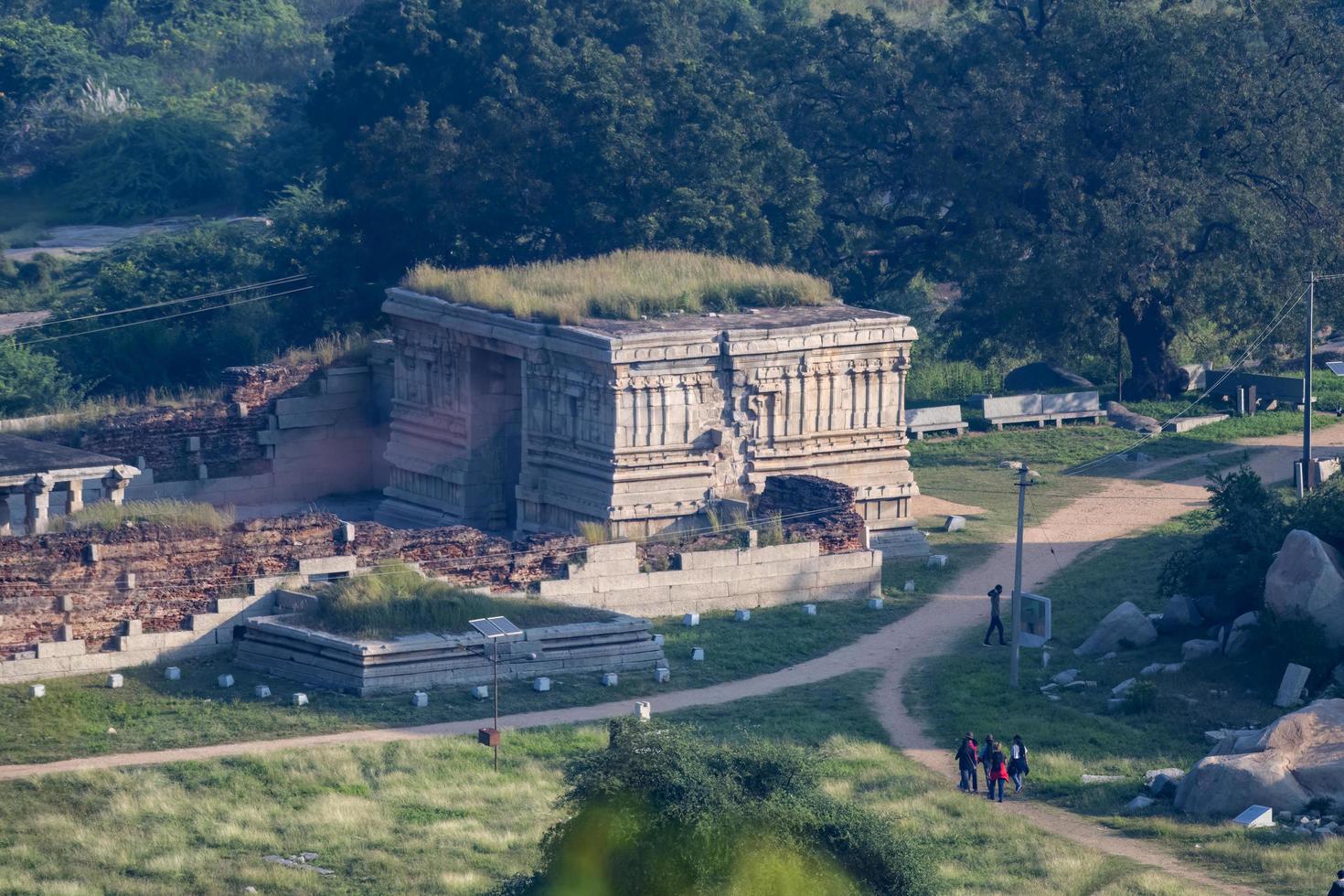 hampi, karnataka, Indien - okt 31 2022 - turister vandrande genom de ruiner på hampi i karnatakaen foto