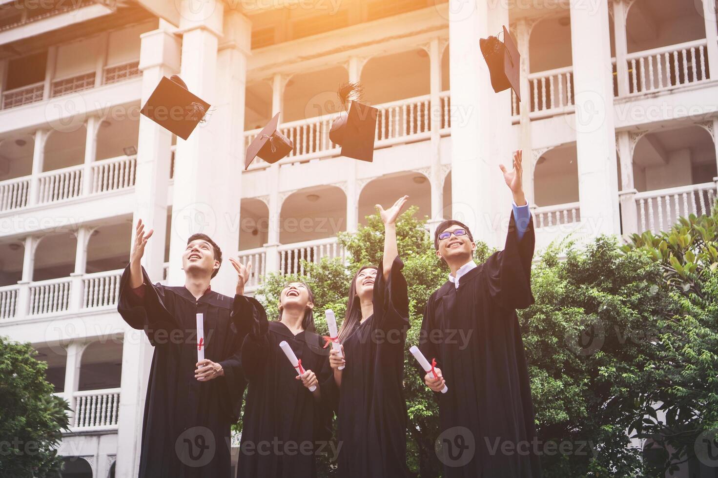 grupp av studenter fira gradering tillsammans foto