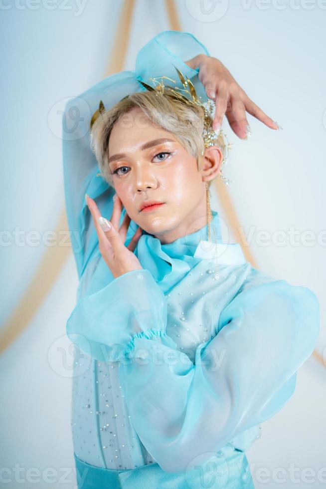 en prinsessa med en blå klänning och blond hår Framställ mycket vackert foto