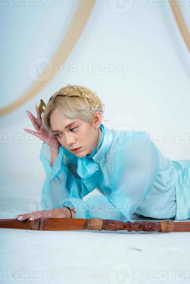 en prinsessa i en blå klänning Framställ på de golv med en rosett foto