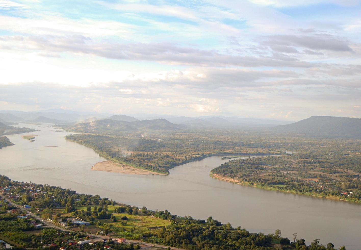 utsikt över mekongfloden som skiljer gränsen mellan Thailand och Laos foto