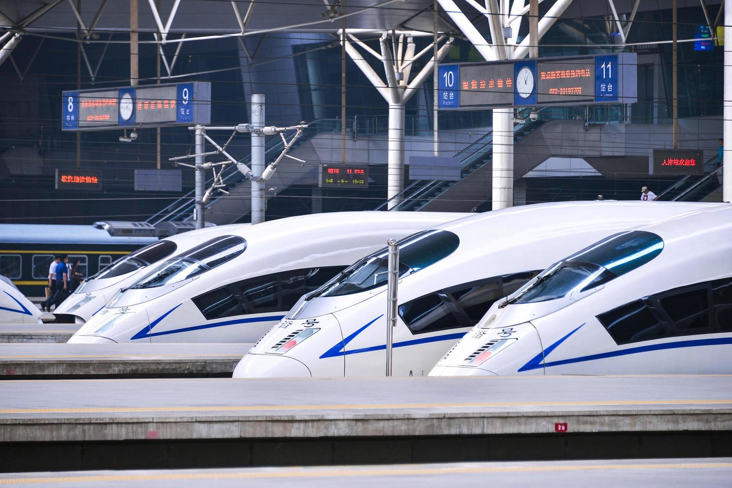 tianjin, Kina - juli 04, 2016-tianjin järnväg station för hög hastighet tåg. hexiehao är en kula tåg av crh. foto
