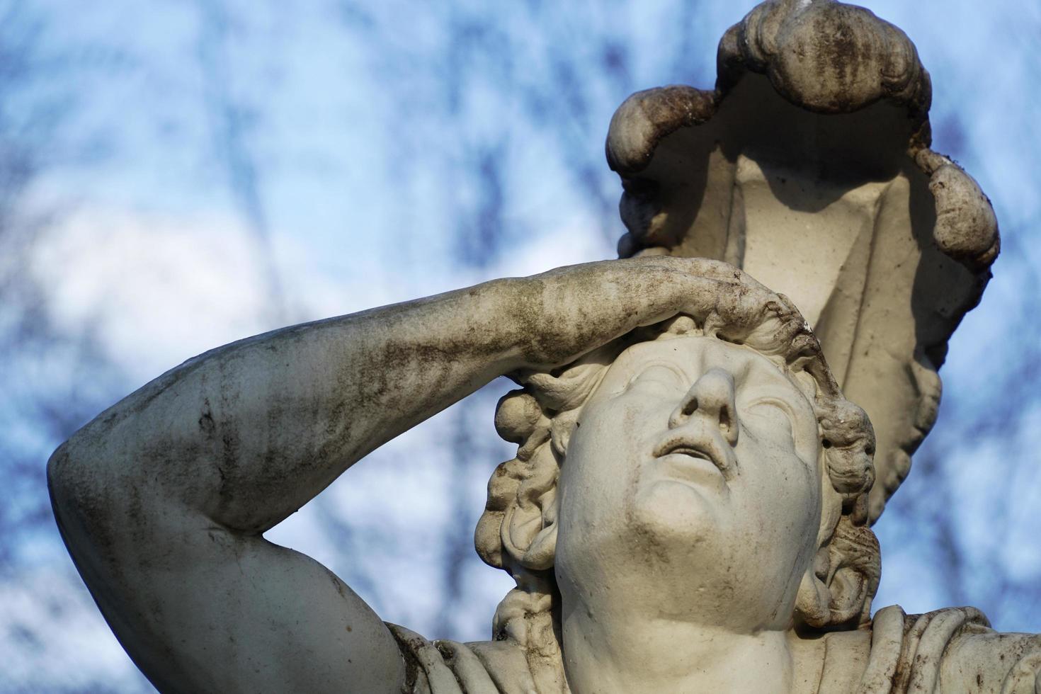 Warszawa, polen - 26: e Mars 2023 - solbränd och clorinda monument i lazienki krolewskie - kunglig bad parkera skulpterad förbi francesco lazzarini från carrara i xviii århundrade foto