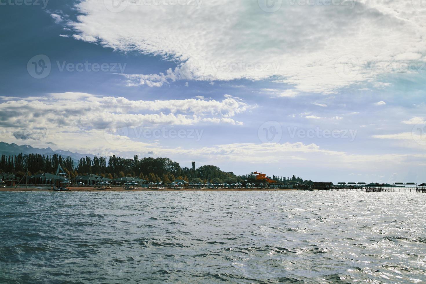 solstolar och parasoller på stranden foto