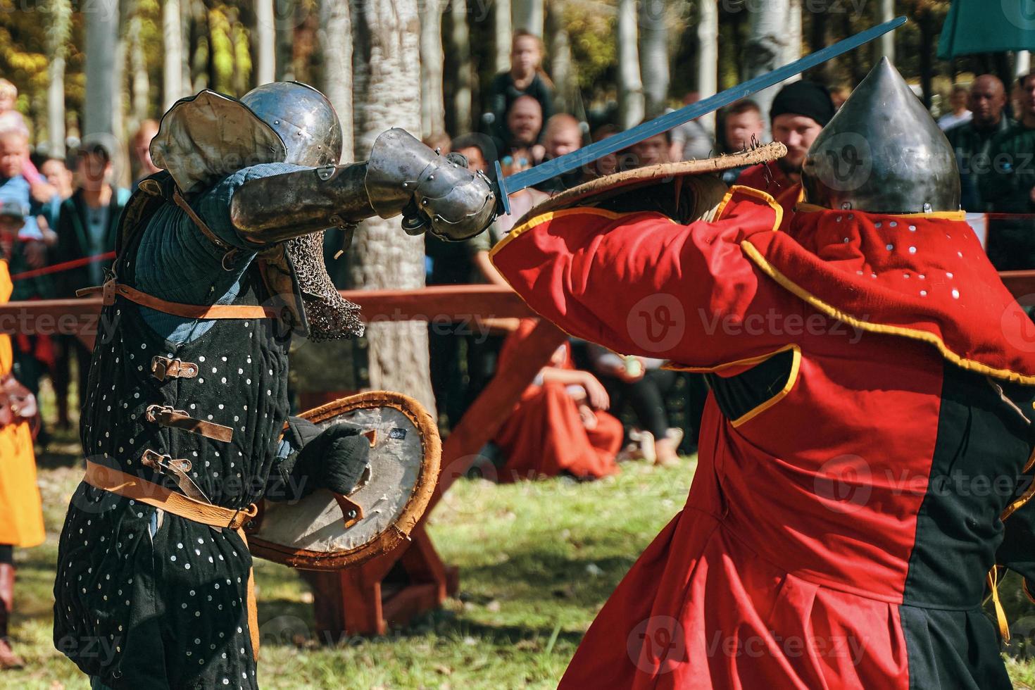 Battle of Knights i rustning med svärd i Bishkek, Kirgizistan 2019 foto