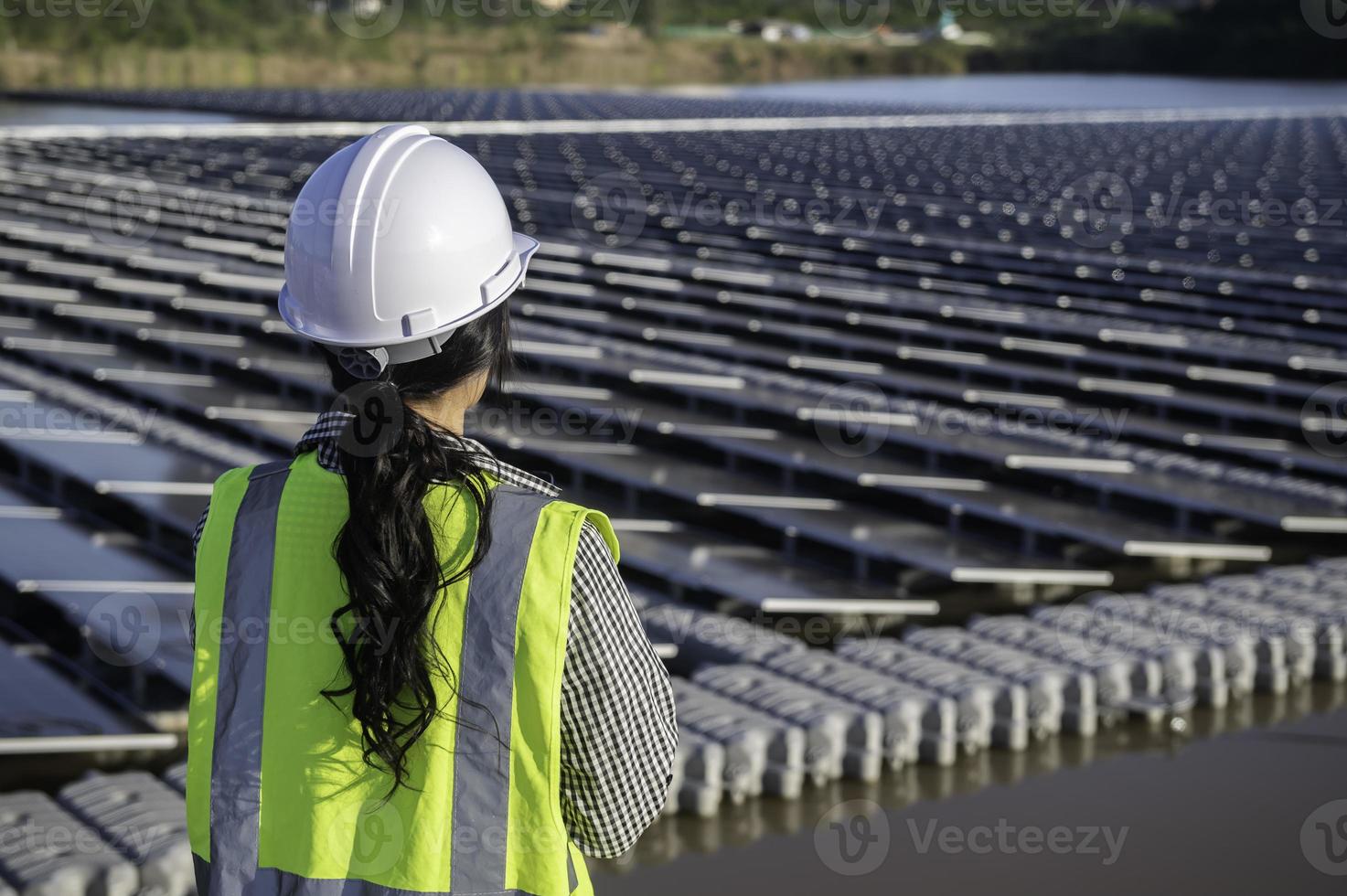 asiatisk ingenjör arbetssätt på flytande sol- gård, förnybar energi, tekniker och investerare sol- paneler kontroll de paneler på sol- energi installation foto