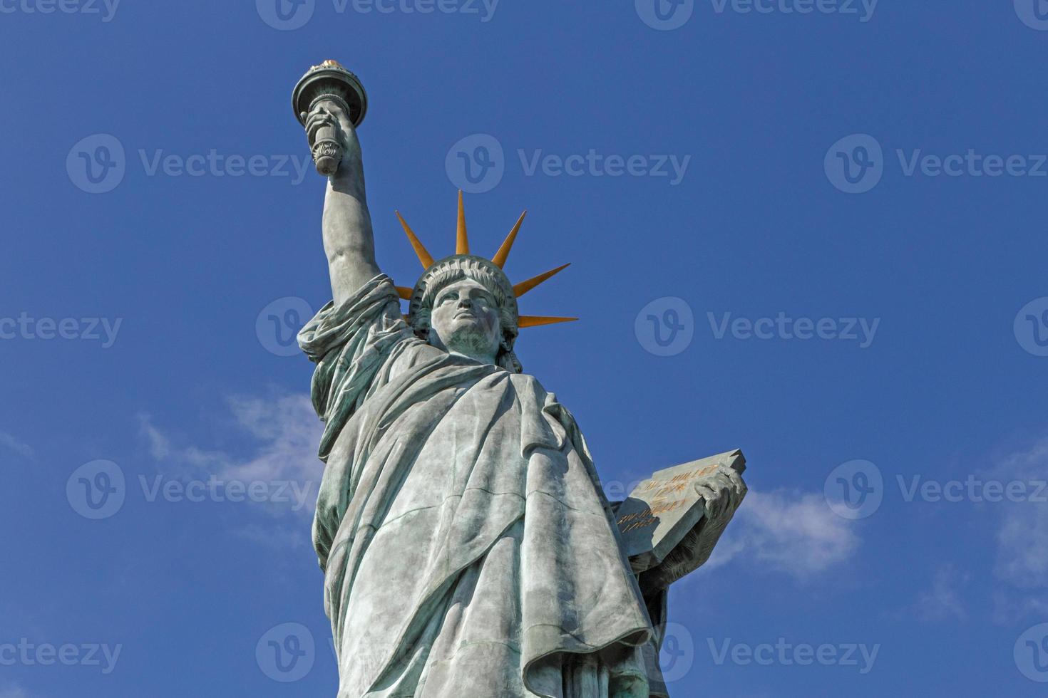 staty av frihet på de ö cygnes i paris mot blå himmel foto