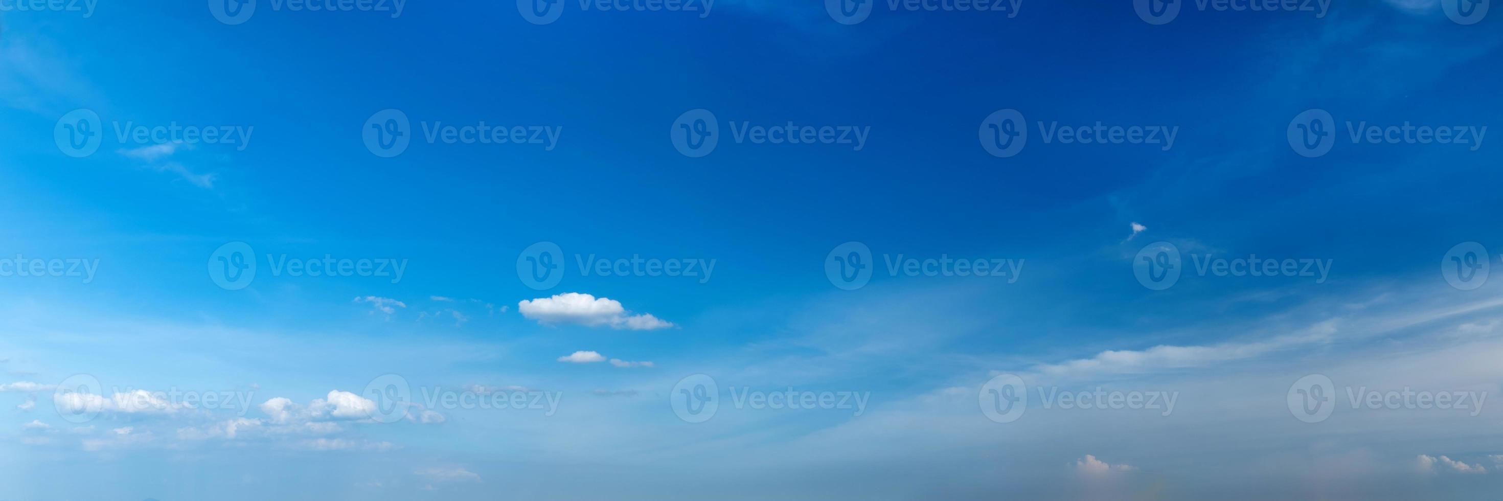 panoramahimmel med moln på en solig dag. vackert cirrusmoln. foto