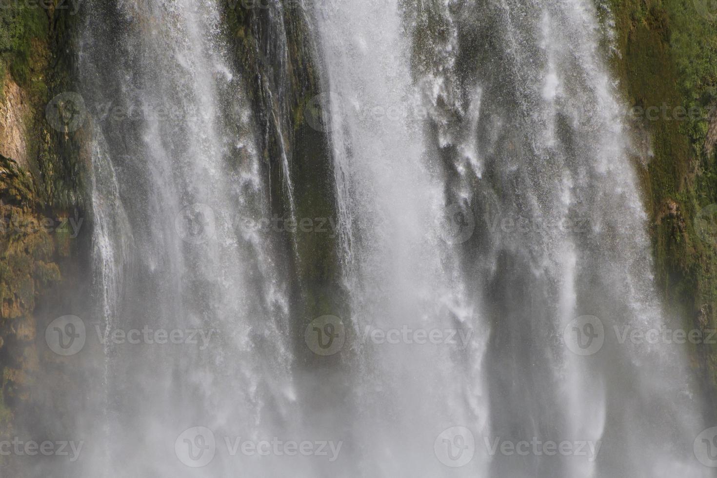 flera vattenfall faller från sten foto