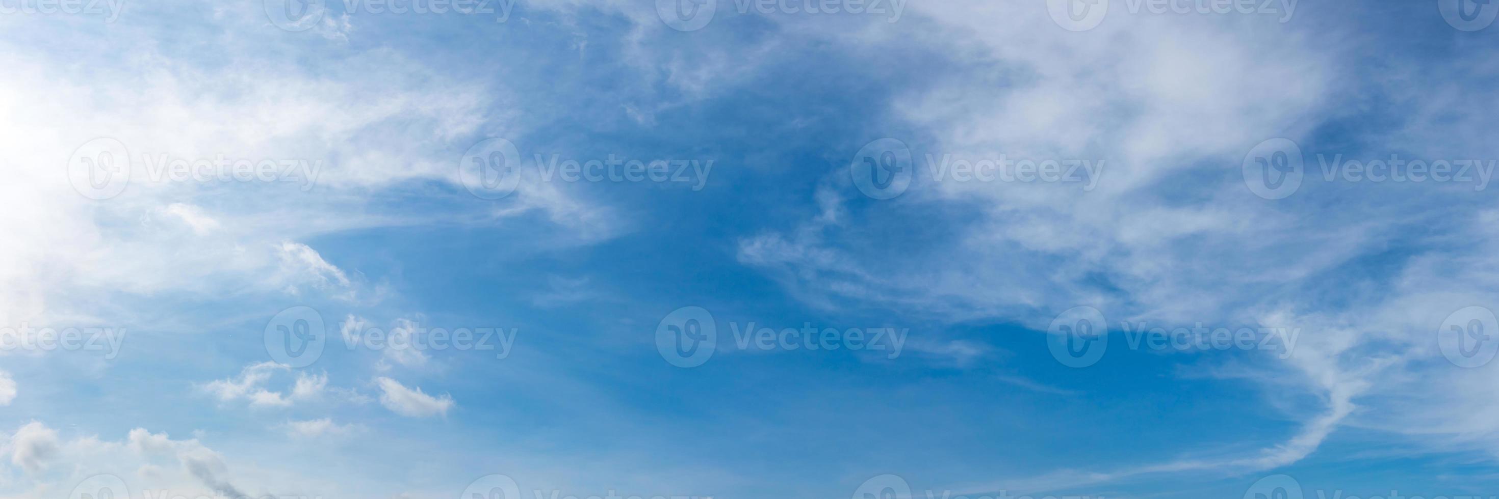 panoramahimmel med moln på en solig dag. vackert cirrusmoln. foto