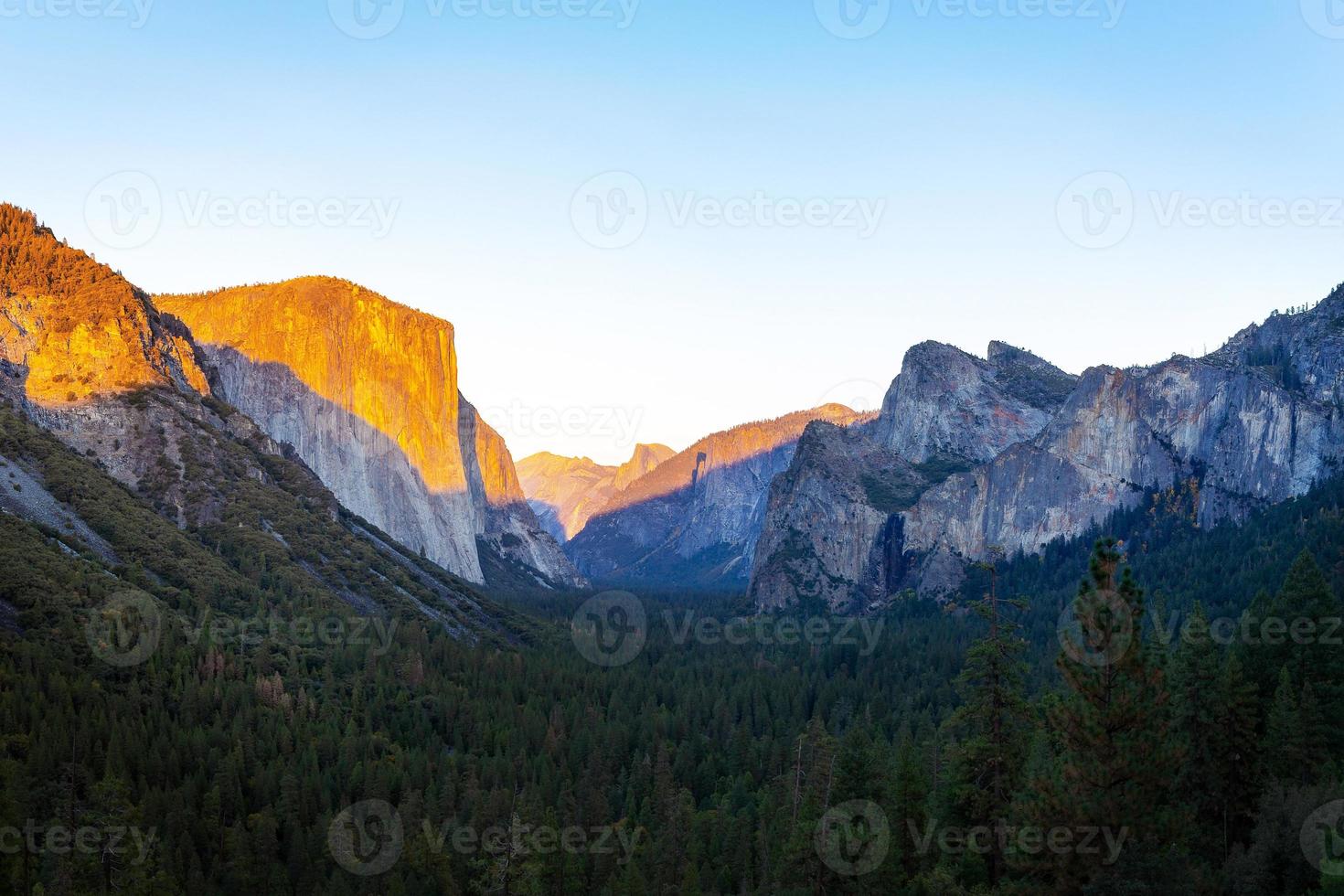 Yosemite Valley nationalpark under solnedgången foto