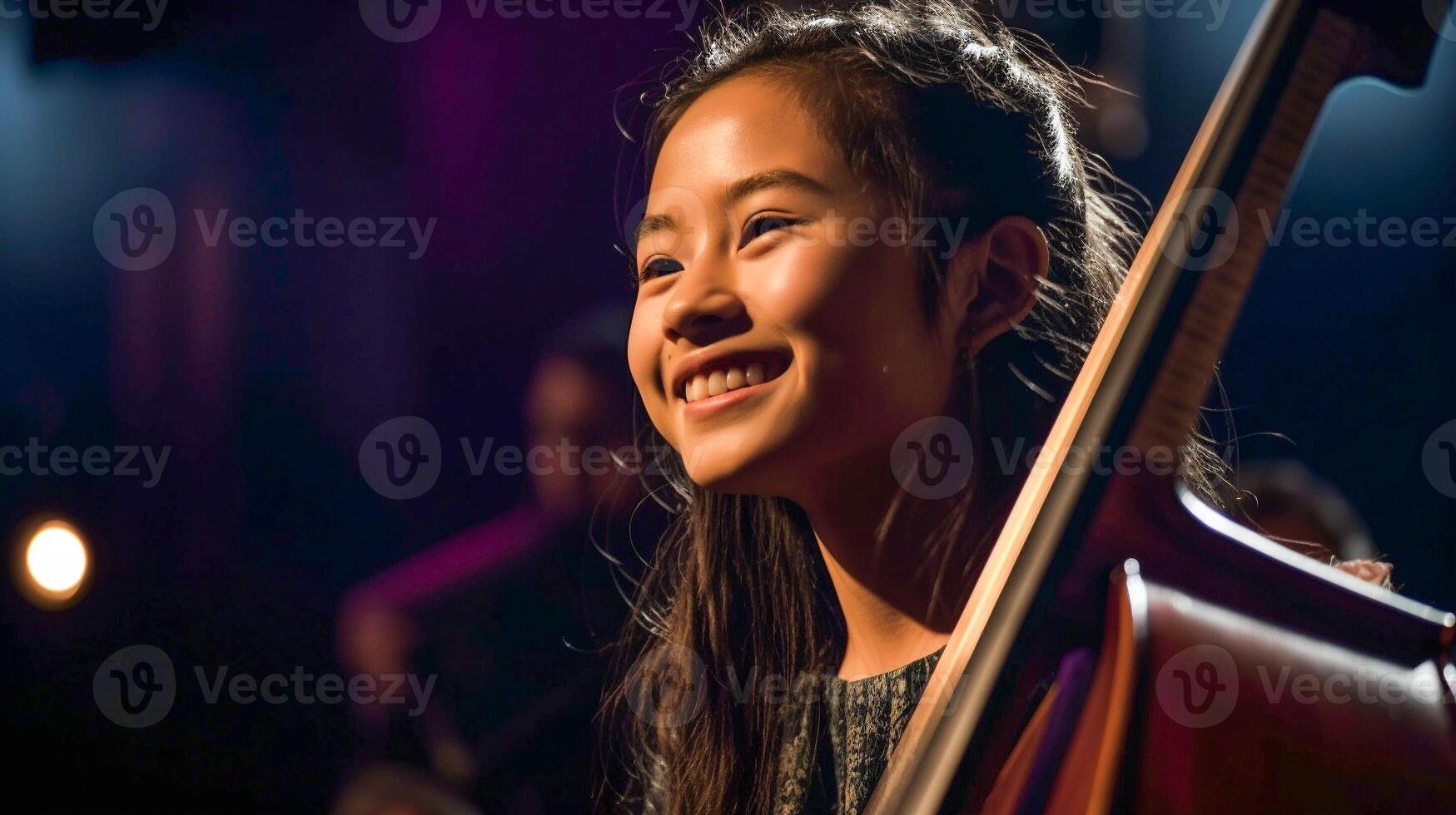 ung asiatisk flicka spelar henne cello på de konsert hall under dramatisk lampor - generatvie ai. foto