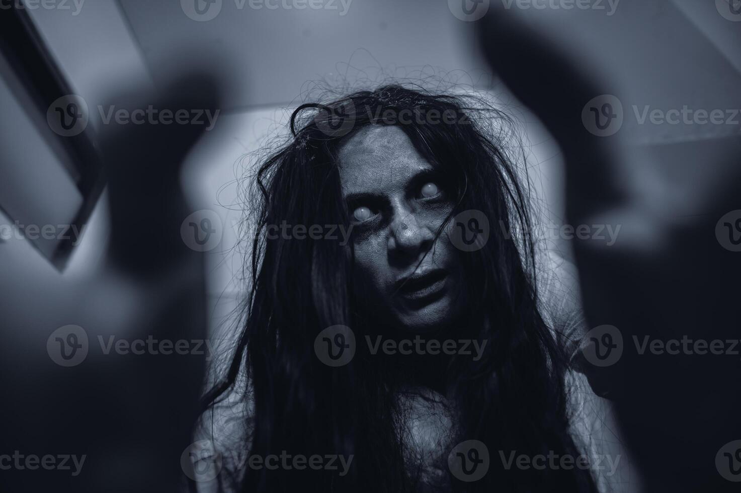 porträtt av asiatisk kvinna sminkspöke, skrämmande skräckscen för bakgrund, halloween festivalkoncept, spökfilmsaffisch, arg ande i lägenheten foto