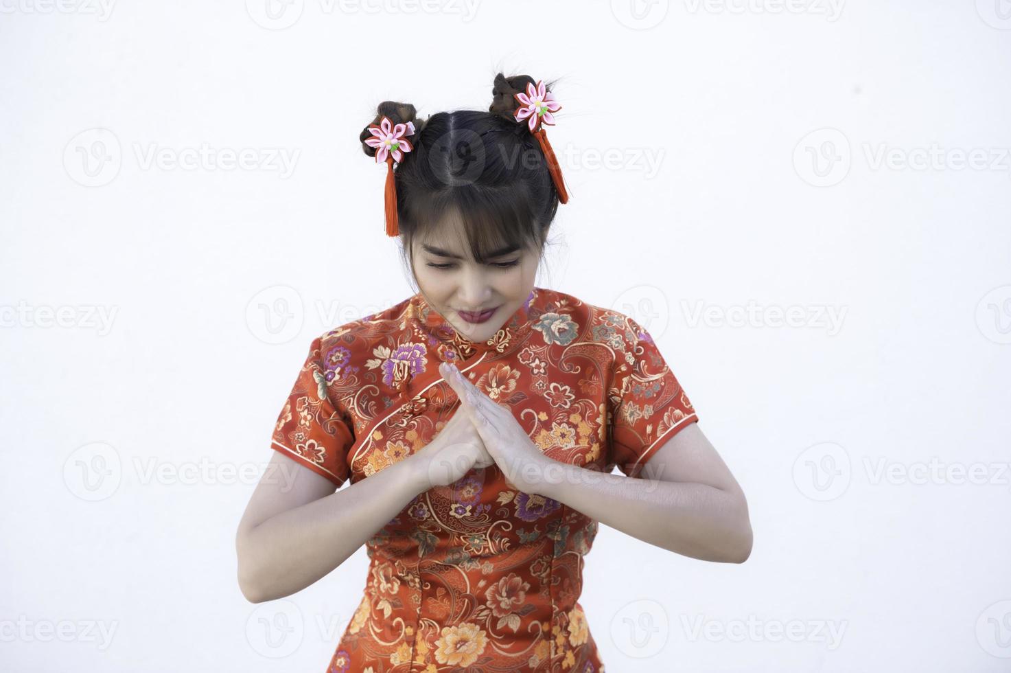 porträtt vacker asiatisk kvinna i cheongsam klänning, thailändska människor, gott kinesiskt nyårs koncept, glad asiatisk dam i traditionell kinesisk klänning foto