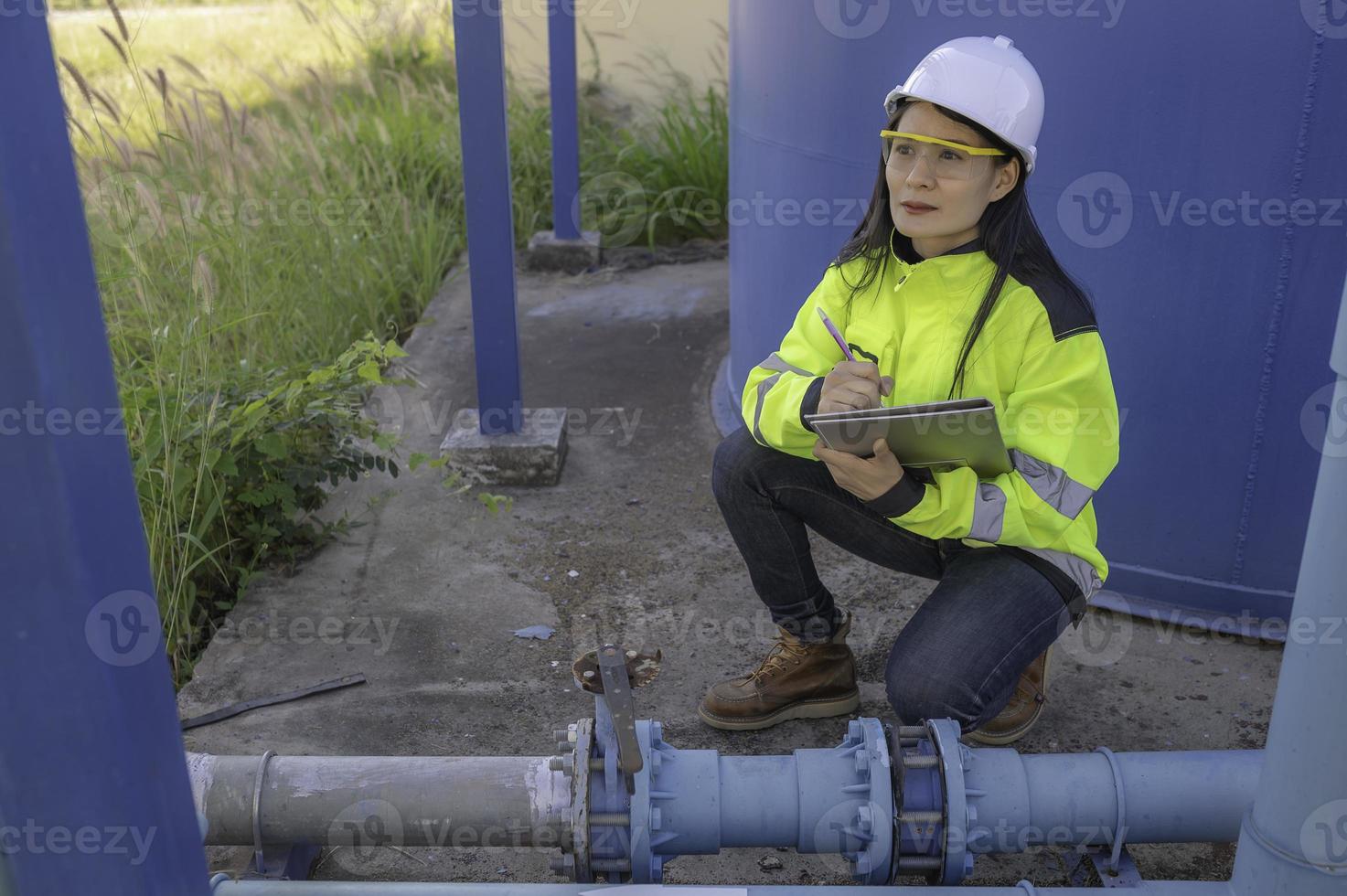 miljöingenjörer arbetar på avloppsreningsverk, kvinnlig rörmokaretekniker som arbetar på vattenförsörjning foto