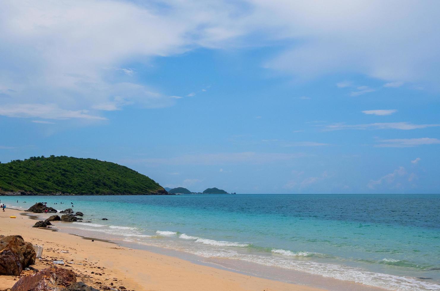landskap sommar främre se tropisk hav strand sten blå vit sand bakgrund lugna natur hav skön Vinka krascha stänk vatten resa nang Bagge strand öst thailand chonburi exotisk horisont. foto