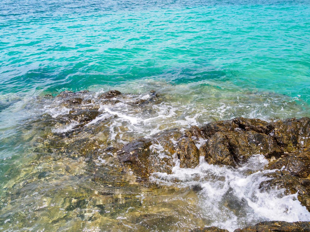 landskap sommar främre se tropisk hav strand sten blå vit sand bakgrund lugna natur hav skön Vinka krascha stänk vatten resa nang Bagge strand öst thailand chonburi exotisk horisont. foto