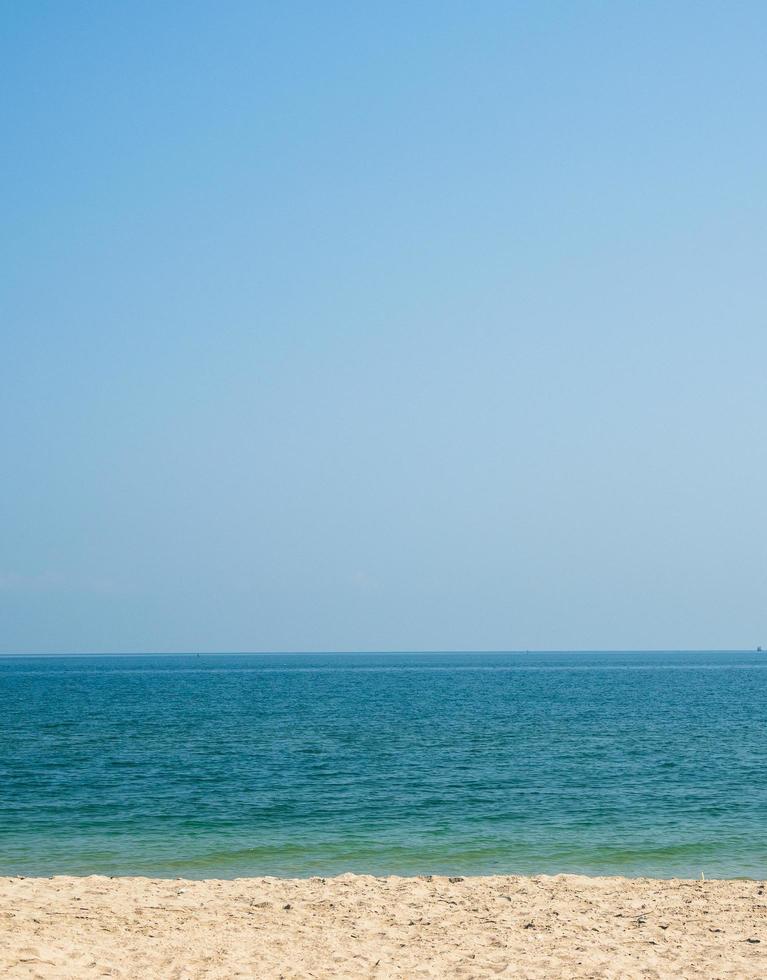 panoramautsikt framifrån landskap blått hav blå strand brun bakgrund morgondag se lugn sommar natur tropiskt hav vackert havsvatten resa bangsaen strand östra thailand chonburi exotisk horisont. foto