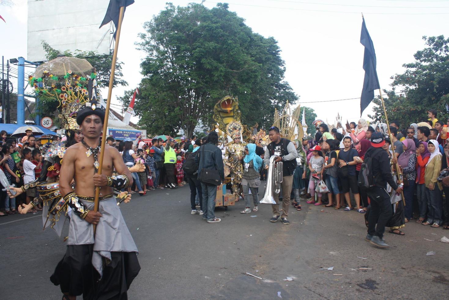 Jember, jawa timur, indonesien - augusti 25, 2015 jember mode karneval deltagarna är ger deras bäst prestanda med deras kostymer och uttryck under de händelse, selektiv fokus. foto