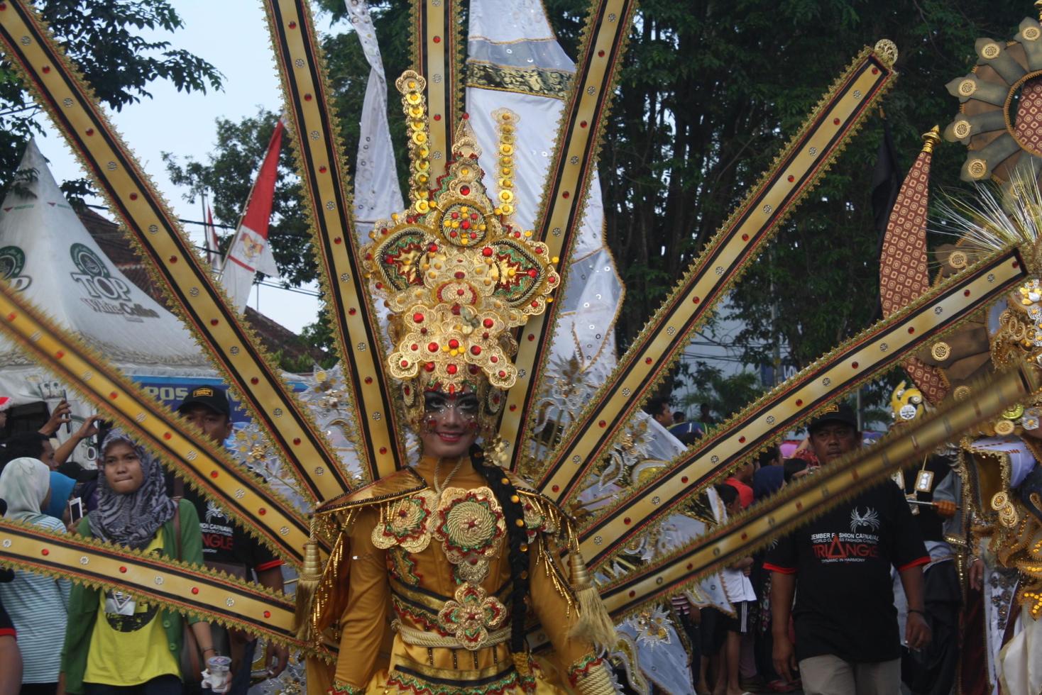 Jember, jawa timur, indonesien - augusti 25, 2015 jember mode karneval deltagarna är ger deras bäst prestanda med deras kostymer och uttryck under de händelse, selektiv fokus. foto