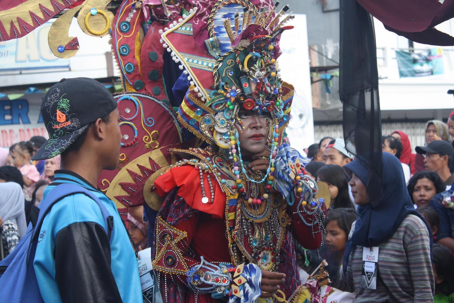 Jember, jawa timur, indonesien - augusti 25, 2015 jember mode karneval deltagarna är ger deras bäst prestanda med deras kostymer och uttryck under de händelse, selektiv fokus. foto