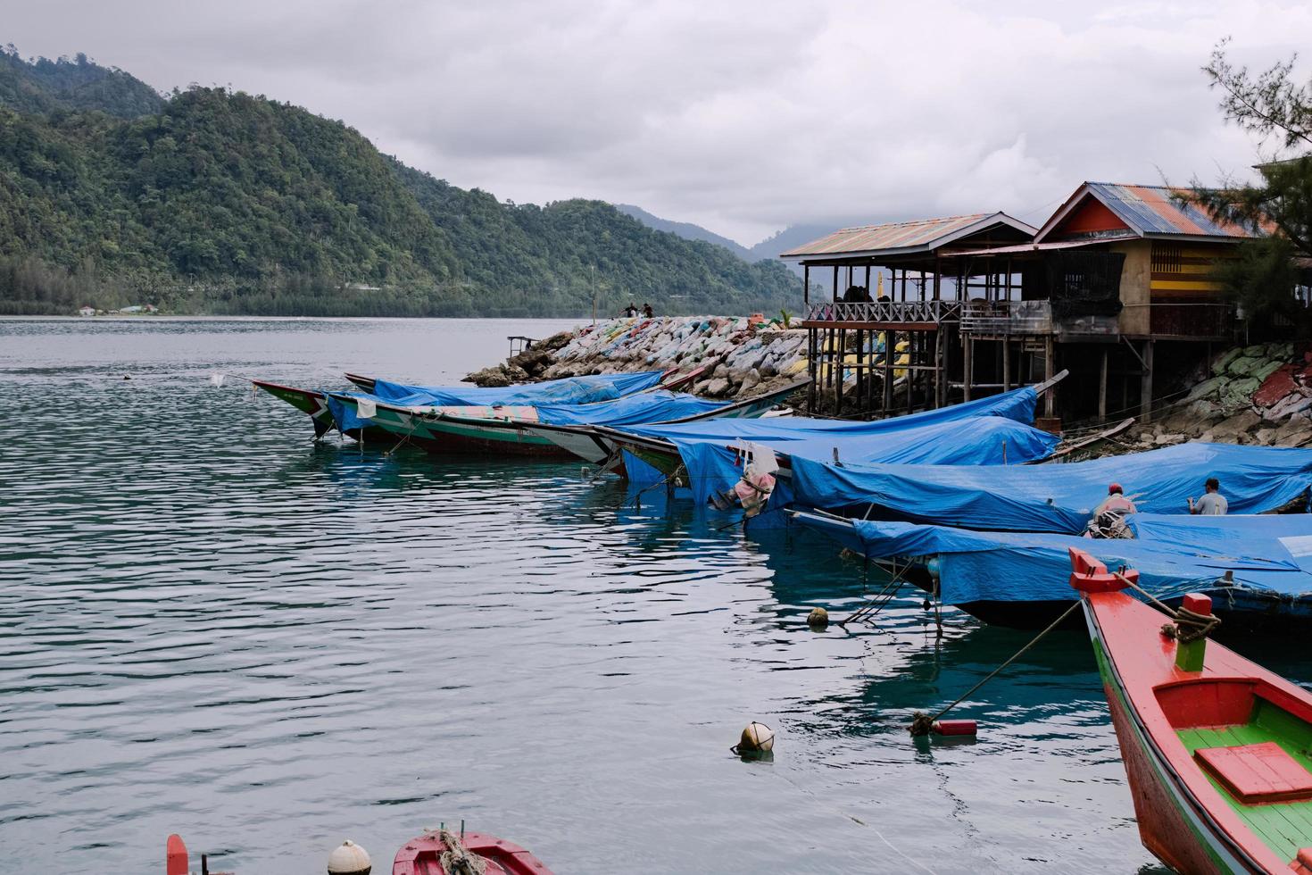 fiske båtar resten på deras förtöjningar i de skydd. söder av aceh, Indonesien. foto