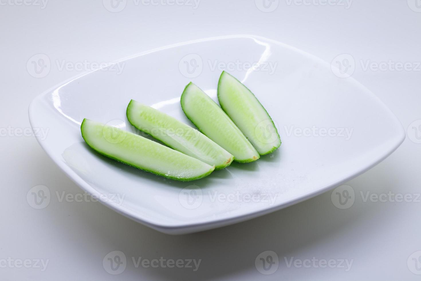 färska grönsaker på vit bakgrund foto