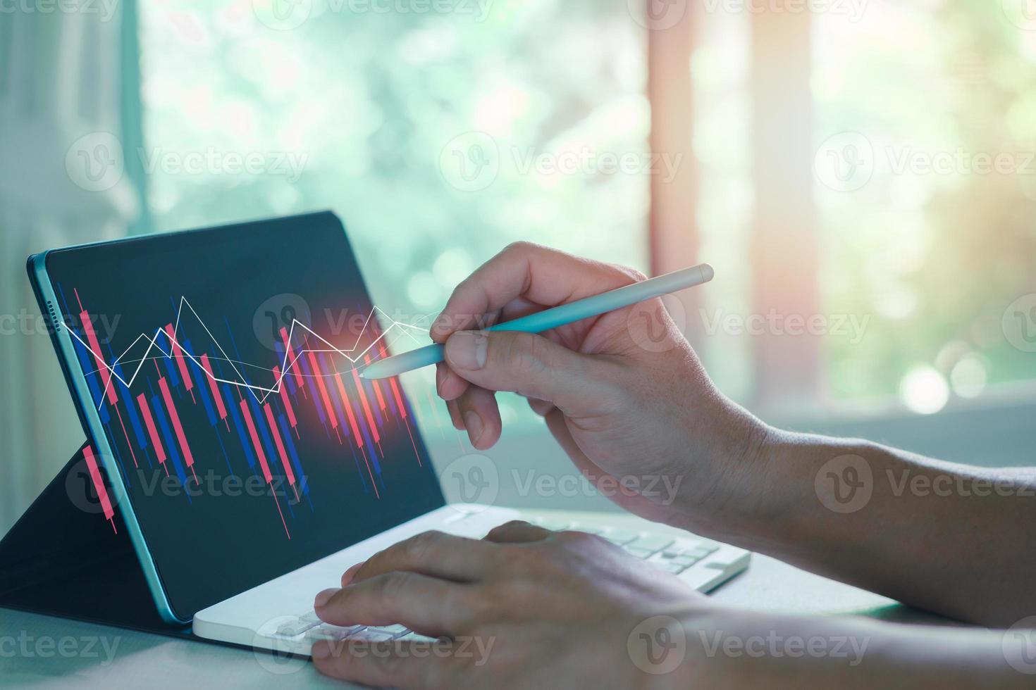 företag man hand pekande nål penna till analyserar stock marknadsföra. foto