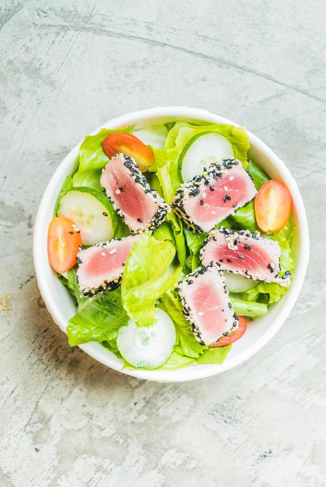 grillad tonfisk sallad i vit skål - hälsosam mat foto