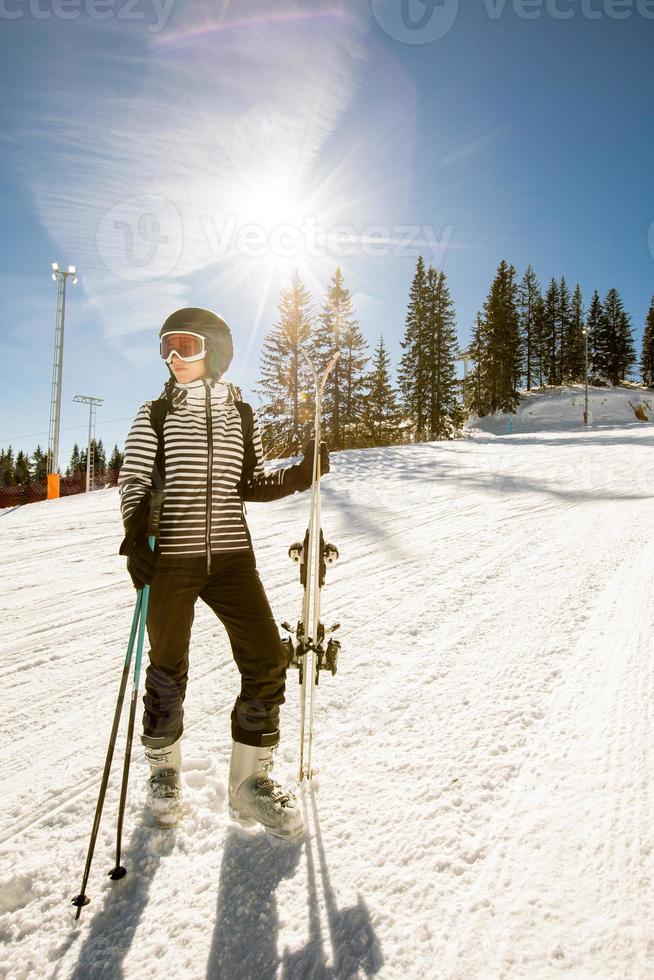 ung kvinna på vinter- skidåkning salighet, en solig dag äventyr foto